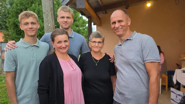 Obitelj pozira ispred vatrogasnog doma tijekom druženja