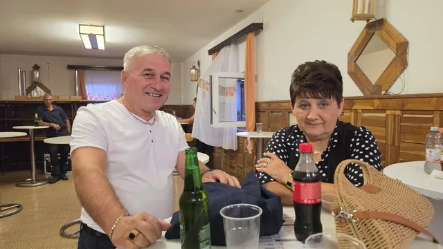Par sjedi za stolom u dvorani uz osvježenje