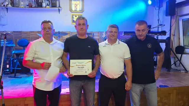 Dobitnik brončane diplome pozira s organizatorima