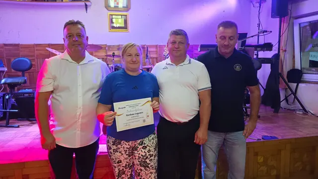 Dobitnica srebrne diplome pozira s organizatorima u dvorani