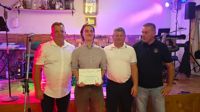 Uručenje diplome predstavnici destilerije u vatrogasnom domu