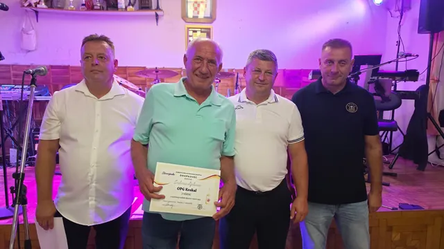 Nasmijani dobitnik diplome za višnjevac s domaćinima