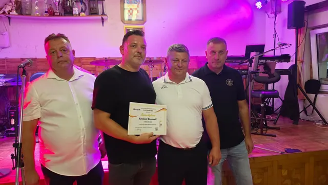 Uručenje zlatne diplome dobitniku ispred pozornice