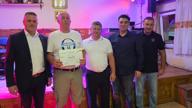 Dobitnik zlatne diplome pozira s uzvanicima i domaćinima
