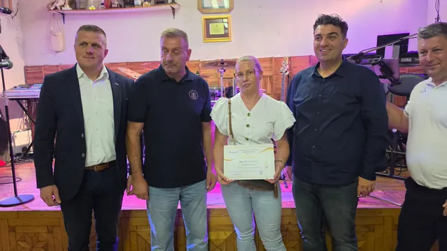 Dobitnica diplome s uzvanicima ispred pozornice