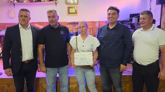 Dobitnica zlatne diplome okružena domaćinima i uzvanicima