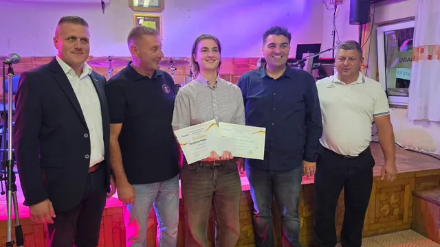 Predstavnica destilerije s dvije diplome uz nasmijane domaćine