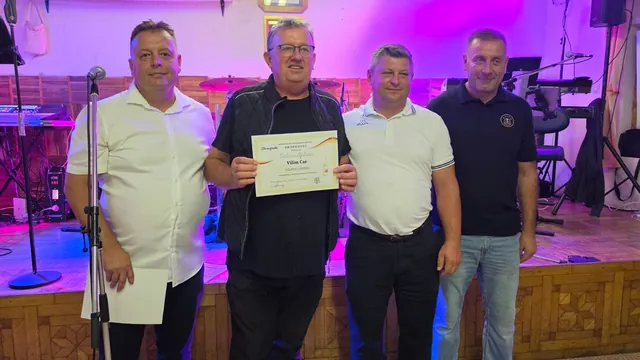 Dobitnik srebrne diplome za šljivovicu s domaćinima