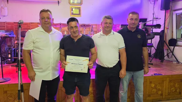 Mladi dobitnik srebrne diplome pozira s domaćinima