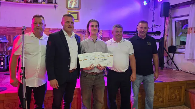 Predstavnica destilerije s više osvojenih diploma na pozornici