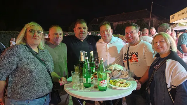 Društvo za stajaćim stolom s pićem i zakuskom navečer