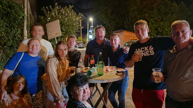 Obiteljsko društvo oko stajaćeg stola u noćnim satima