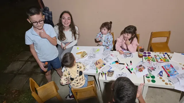 Djeca crtaju i boje za stolom u dječjem kutku