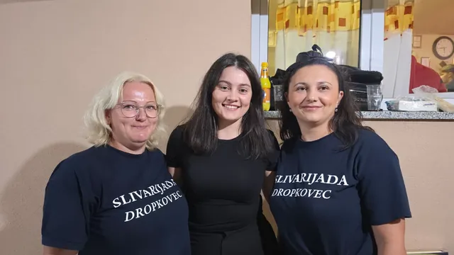 Tri članice ekipe u majicama Slivarijade poziraju u dvorani