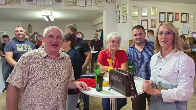 Gosti razgovaraju uz visoki stol s pićem u dvorani