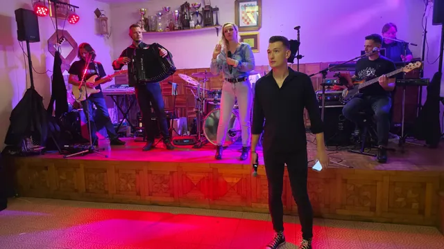 Joker Band nastupa na pozornici u ružičastom svjetlu