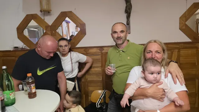 Obitelji s malom djecom druže se u dvorani