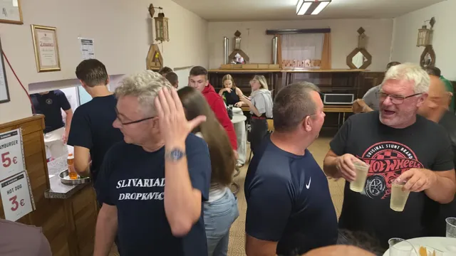Puna dvorana gostiju u razgovoru uz šank