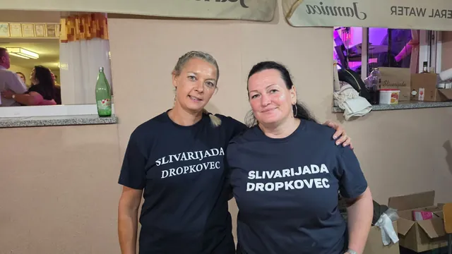 Dvije volonterke u majicama Slivarijade poziraju uz šank
