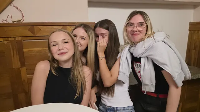 Četiri djevojke poziraju uz stol u dvorani