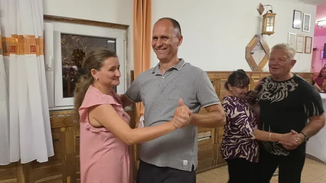 Parovi plešu u dvorani vatrogasnog doma