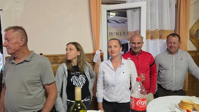 Gosti stoje uz stol u večernjoj dvorani