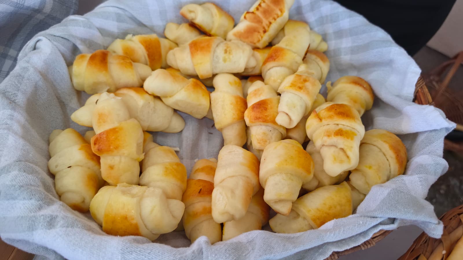 Košara domaćih kifli u ponudi 18. Slivarijade