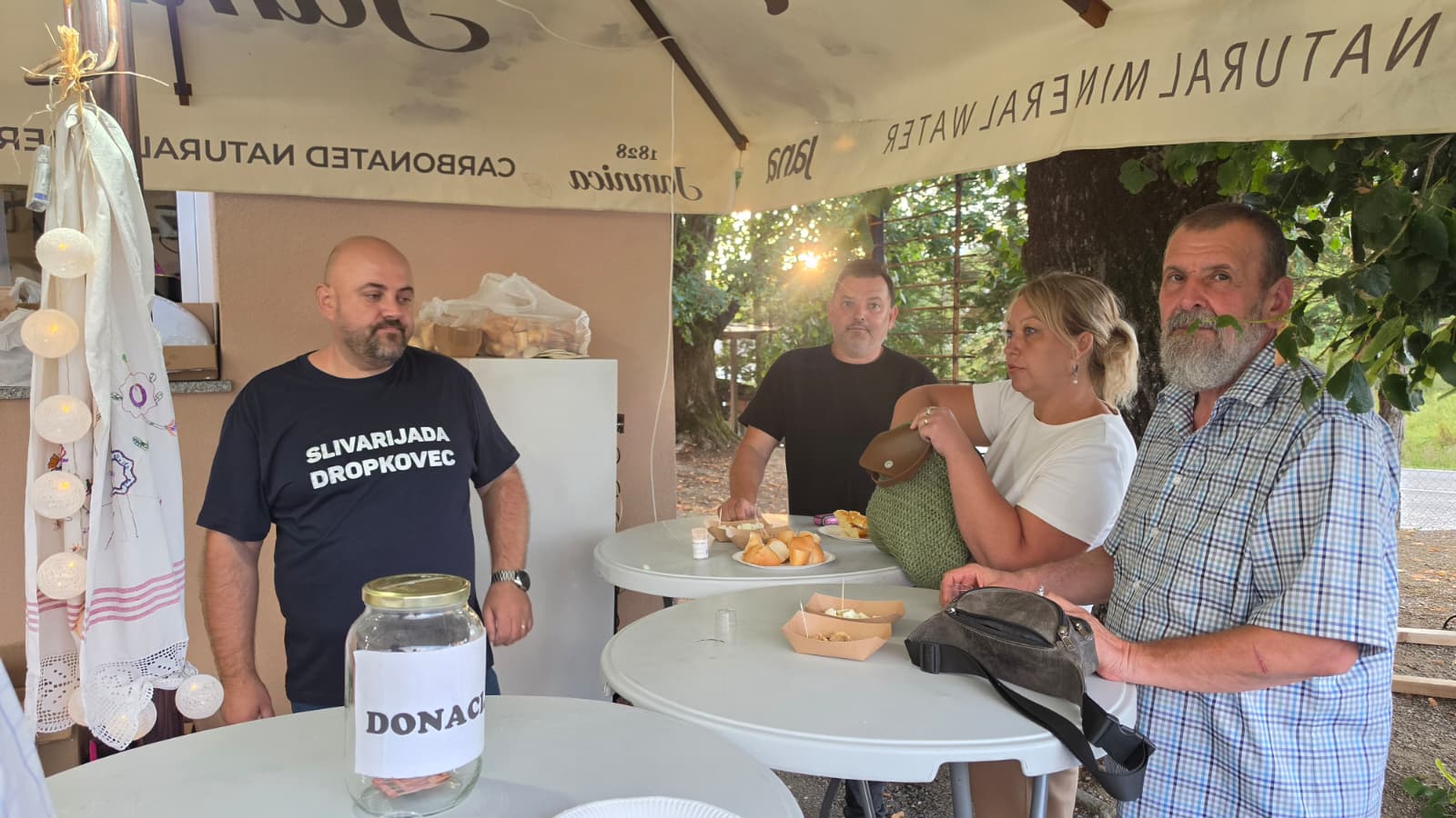 Gosti uživaju u domaćim delicijama pod suncobranima ispred vatrogasnog doma