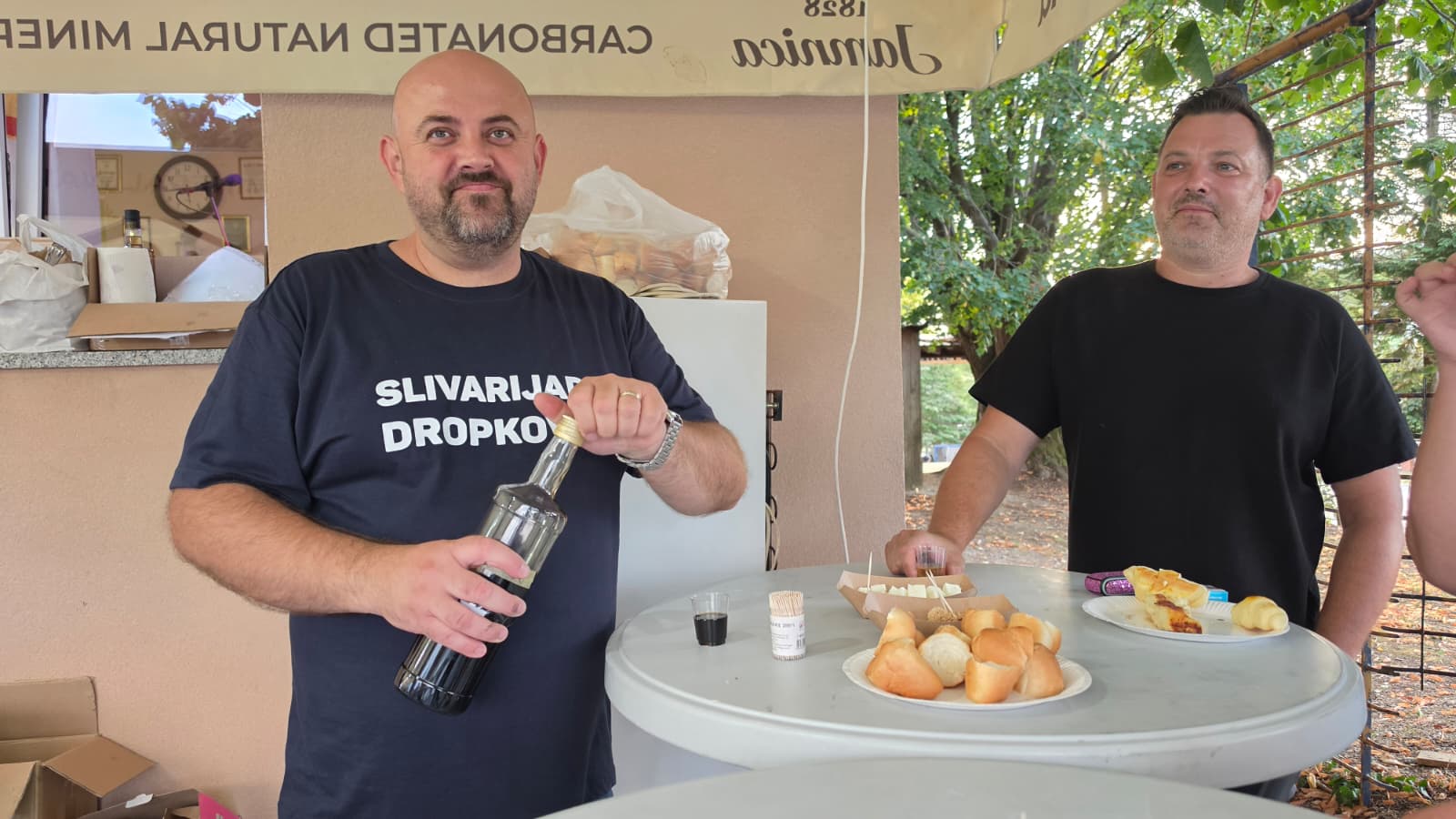 Naši domaćini u popodnevnom druženju s gostima pod suncobranima
