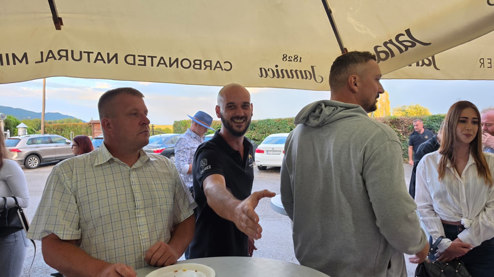 Srdačno rukovanje gostiju pod suncobranima na 18. Slivarijadi