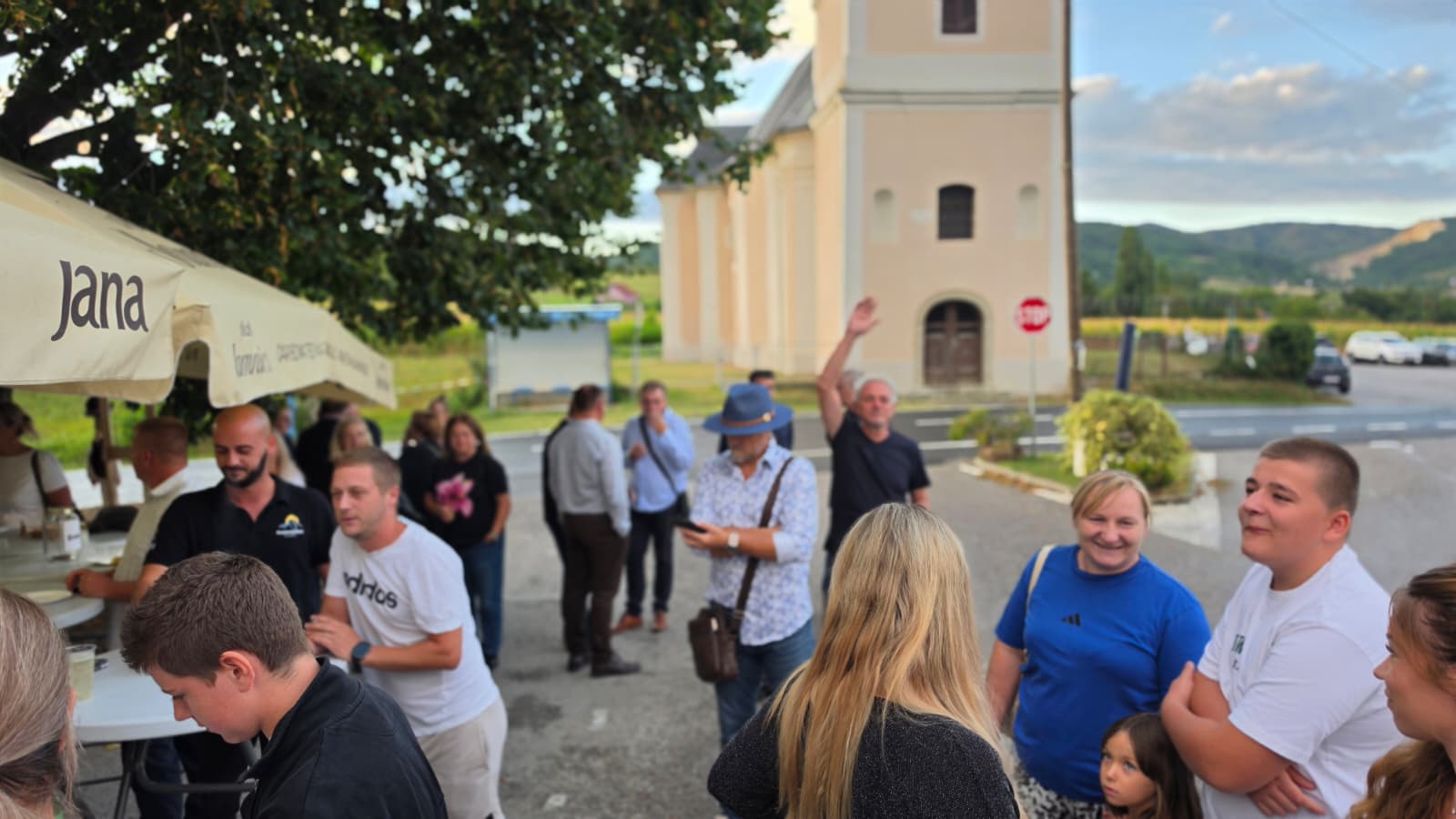Gosti uz staklenku za donacije pod suncobranima 18. Slivarijade