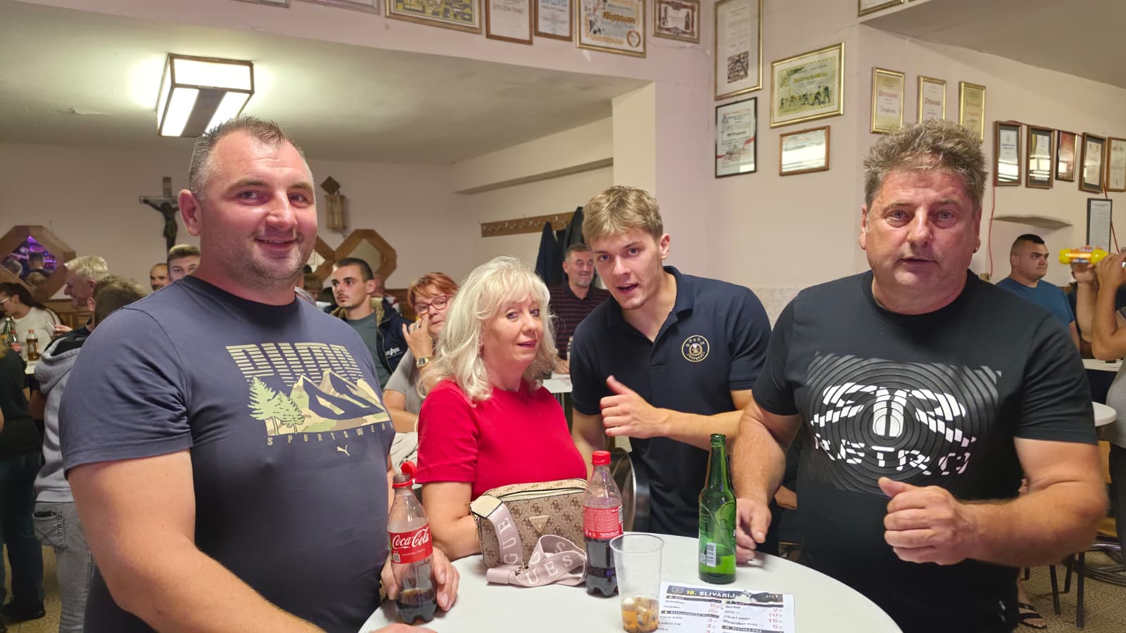 Više generacija za istim stolom pred domom u večernjim satima