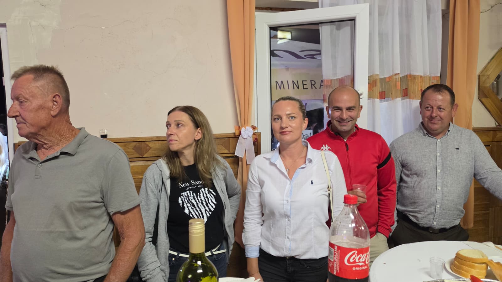 Gosti za stolom u dvorani vatrogasnog doma tijekom večernje zabave
