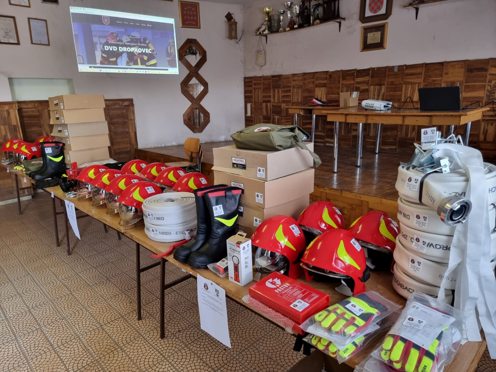 Gosti na svečanoj primopredaji opreme u DVD Dropkovec