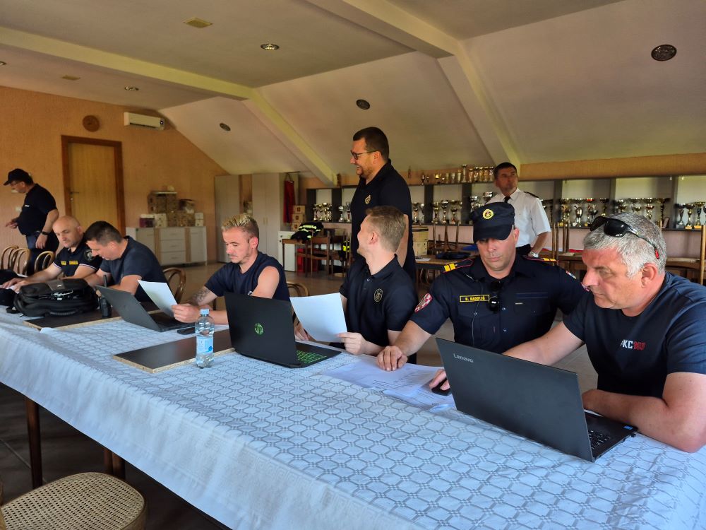 Vatrogasci tijekom vježbe u akciji